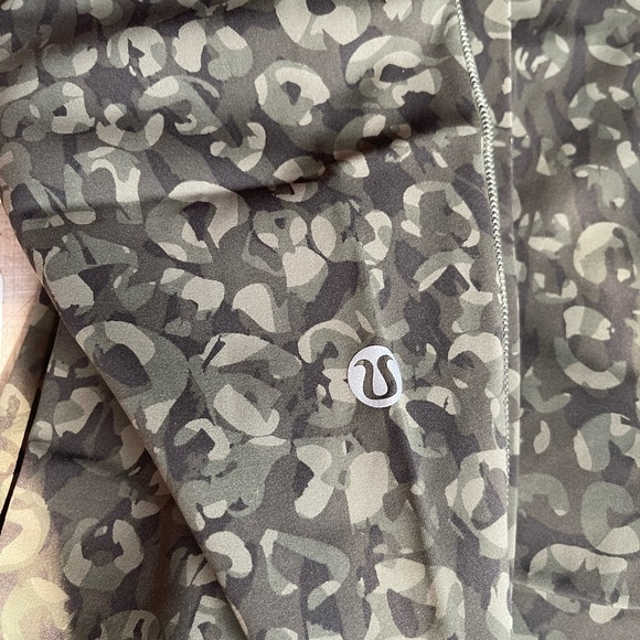 Lululemon Base Pace HR Crop 24” Leggings Intertwined Camo Olive Multi - Picture 5 of 6